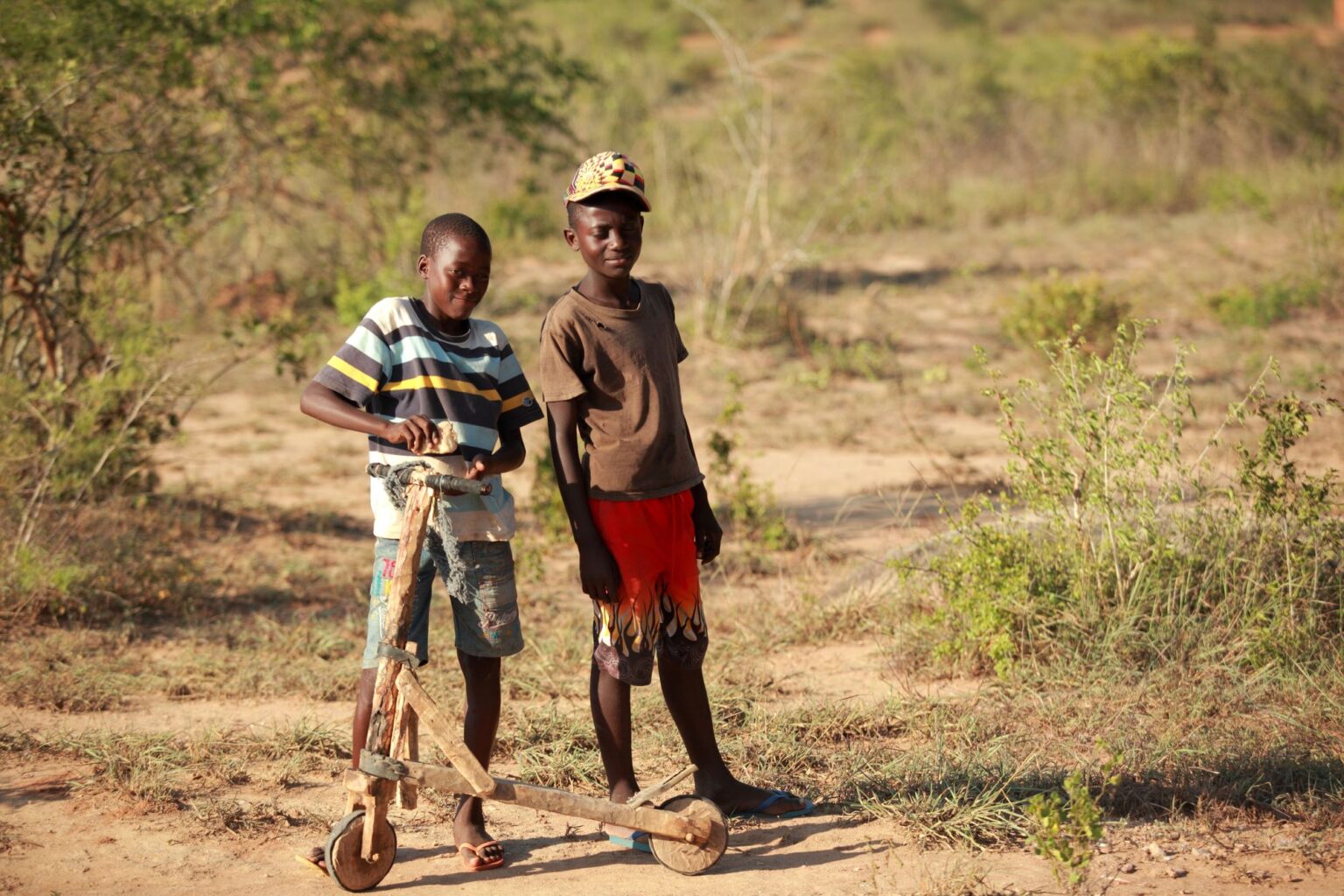 angola-producao-fotografica-moto-de-madeira-e-criancas